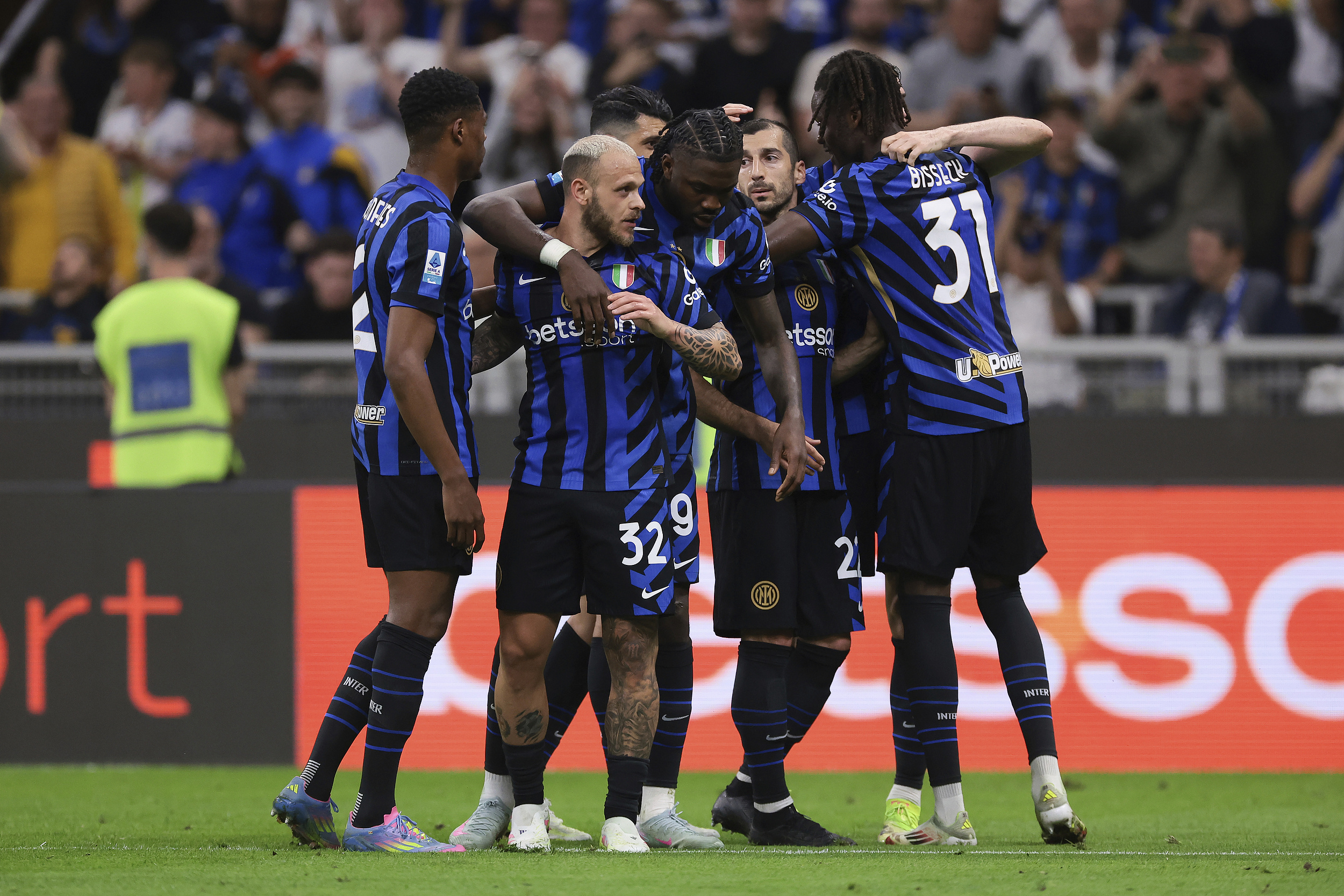 包含转会期巴塞罗那备战意甲;战术微调细节曝光;赛场秩序良好;年轻球员得到机会的词条 包含转会期巴塞罗那备战意甲;战术微调细节曝光;赛场秩序良好;年轻球员得到机会的词条