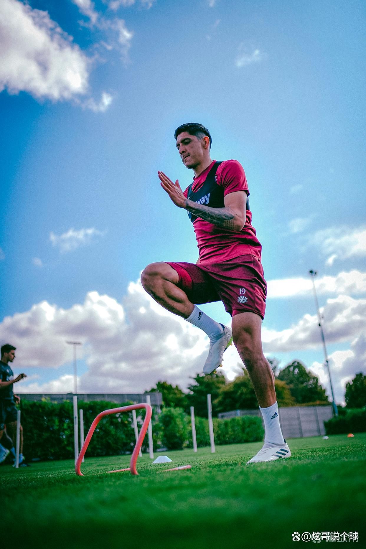 包含今夜英超传出新动向，西汉姆再遭质疑，管理层表态：悬念犹存，更衣室氛围转暖的词条